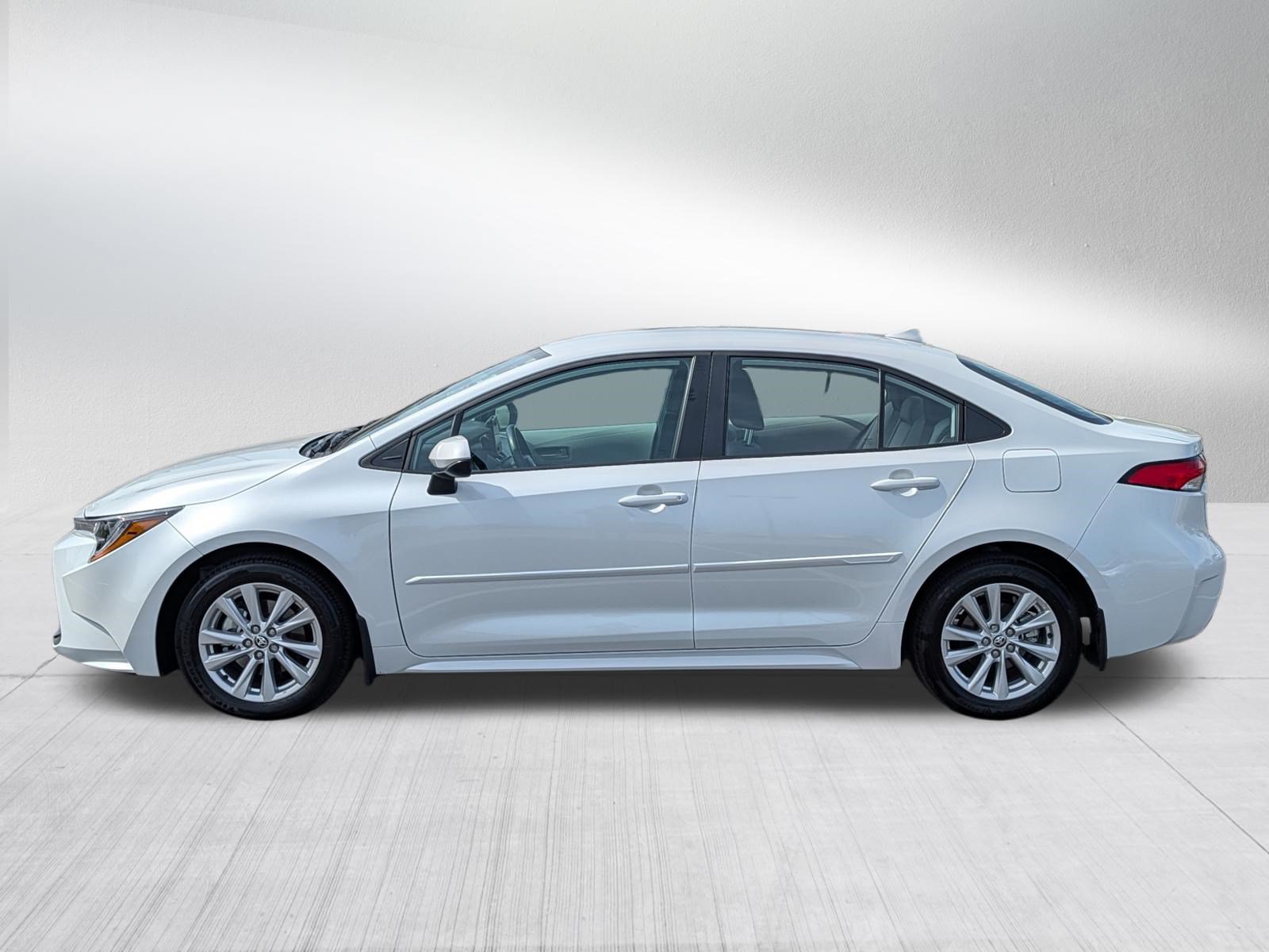 Used 2025 Toyota Corolla LE w/ LE Premium Package FWD image 4