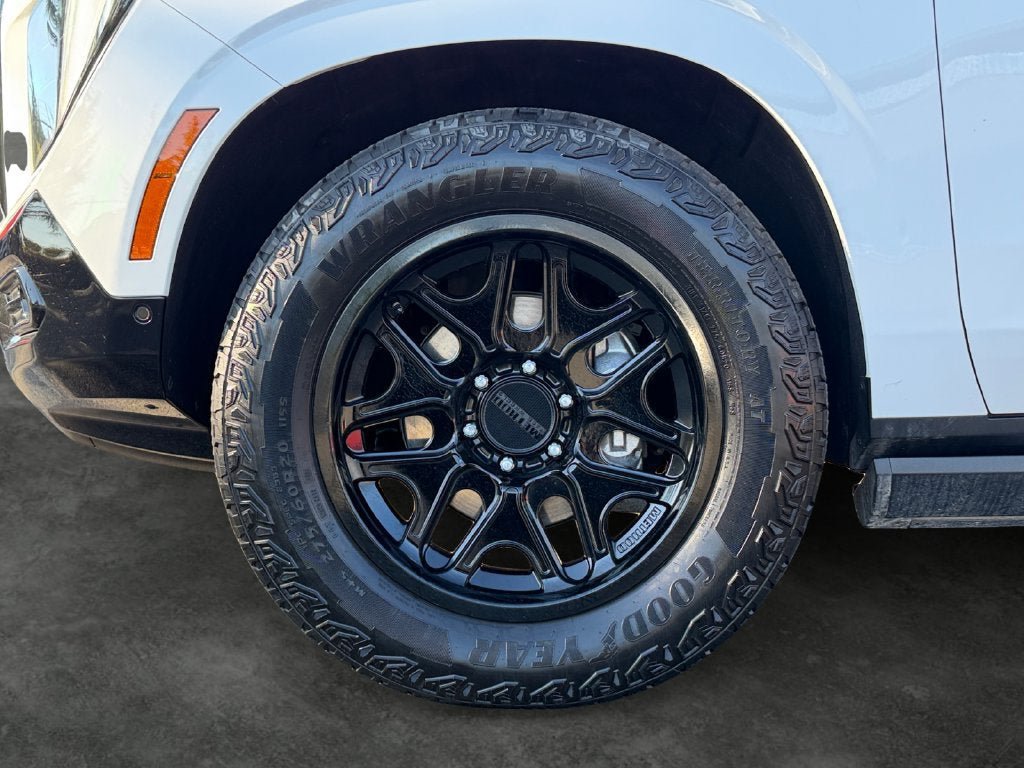 Used 2025 GMC Yukon AT4 w/ AT4 Premium Plus Package AWD/4WD image 5