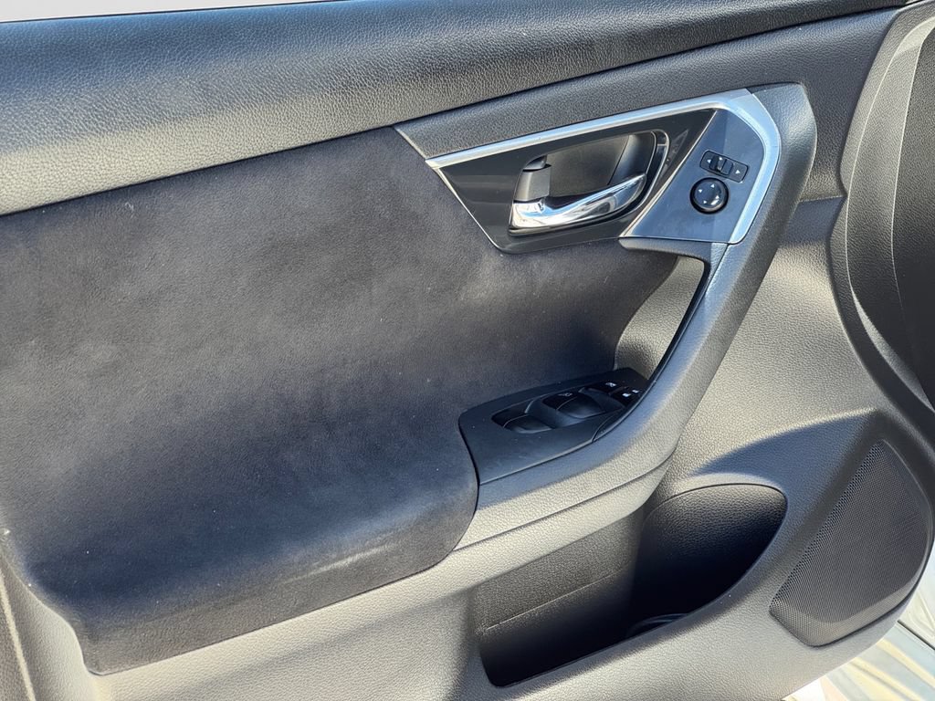 Used 2014 Nissan Altima 2.5 S w/ Display Audio Package FWD image 10