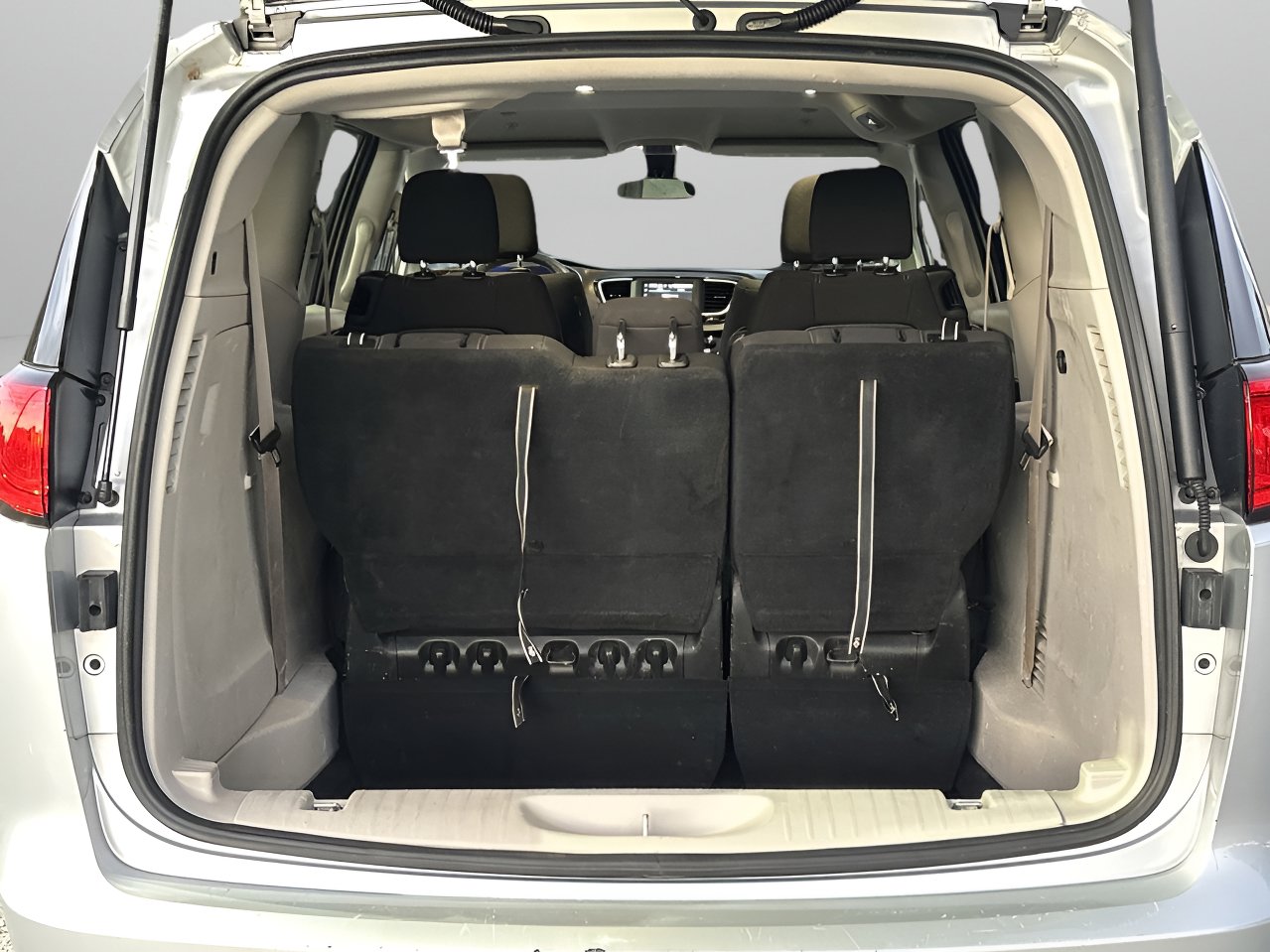 Used 2022 Chrysler Voyager LX image 8