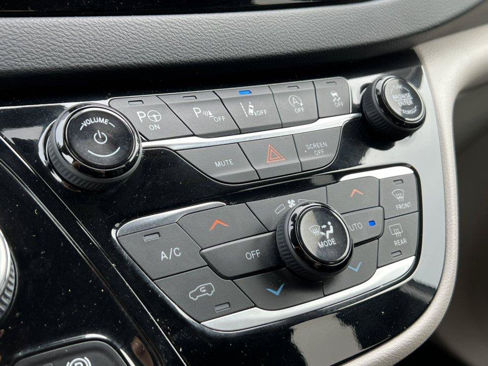 Used 2020 Chrysler Pacifica Touring-L Plus w/ Advanced Safetytec Group FWD image 25