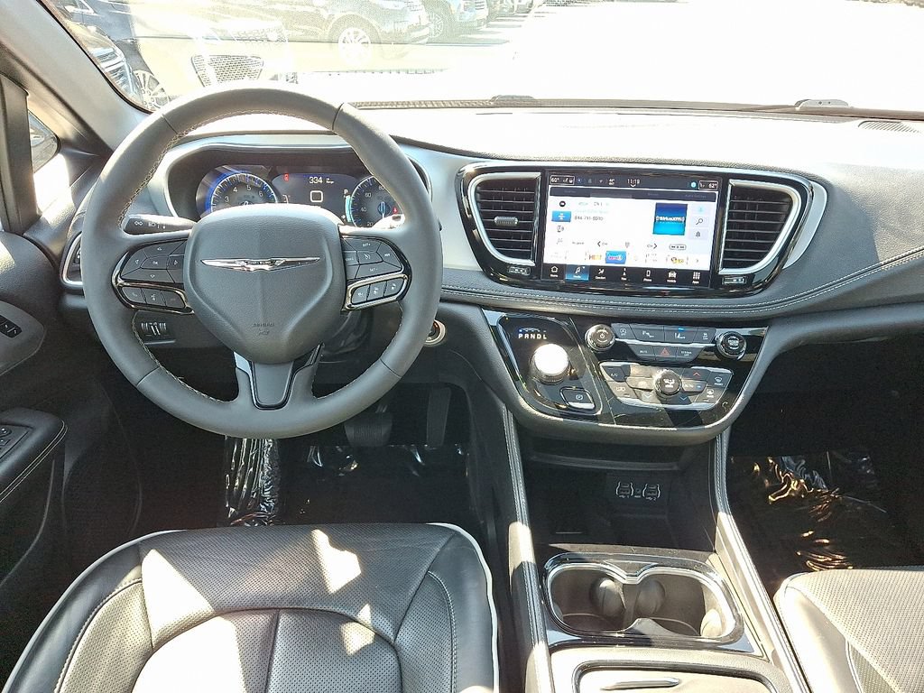 Used 2025 Chrysler Pacifica Limited FWD image 14
