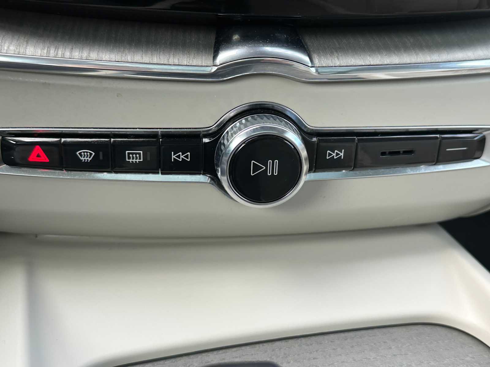 Certified 2024 Volvo XC60 T8 Plus w/ Protection Package Premier image 29