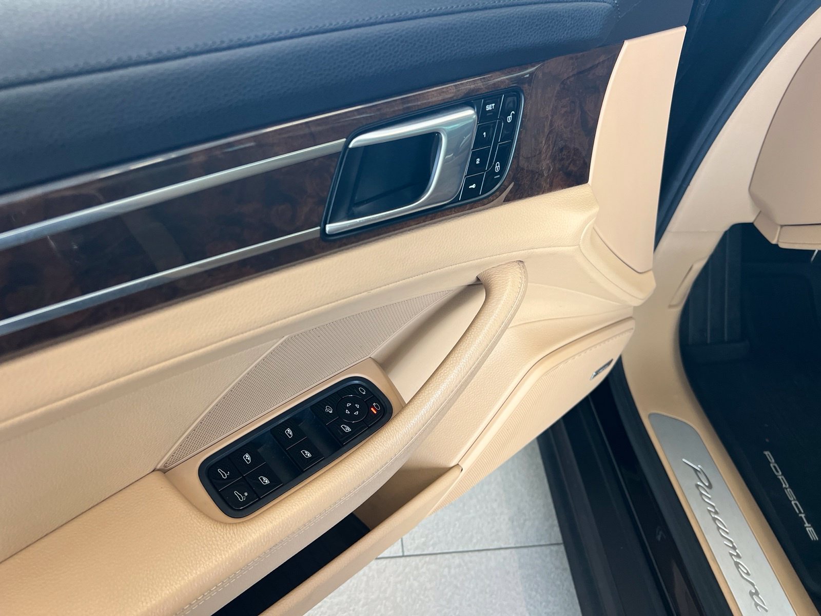 Used 2018 Porsche Panamera 4S AWD/4WD image 29