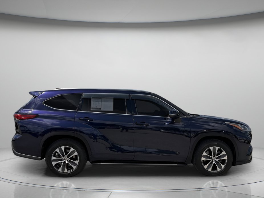 Used 2020 Toyota Highlander XLE FWD image 2