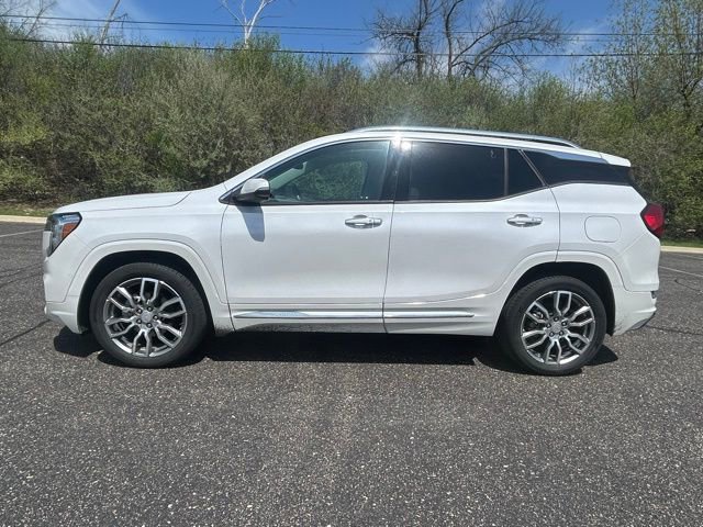 Used 2023 GMC Terrain Denali w/ Denali Premium Package AWD/4WD image 2