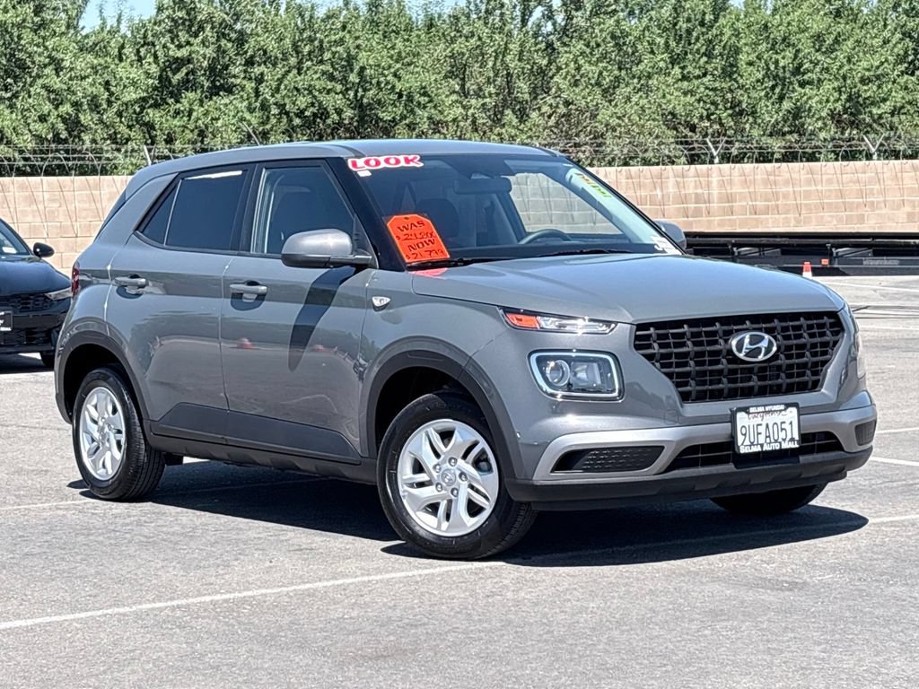 Used 2025 Hyundai Venue SE FWD image 2