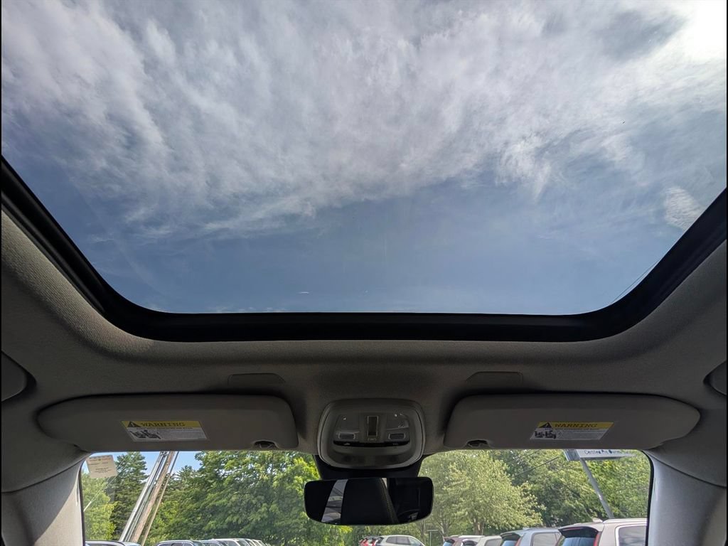 Certified 2025 Volvo XC40 B5 Plus AWD/4WD image 14