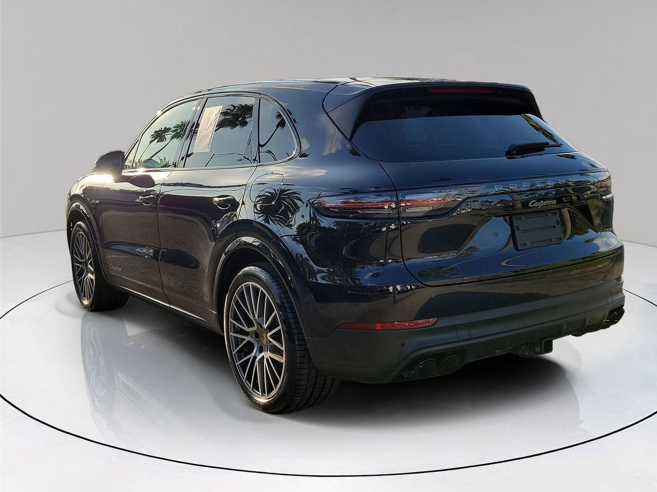 Used 2023 Porsche Cayenne Platinum Edition image 4