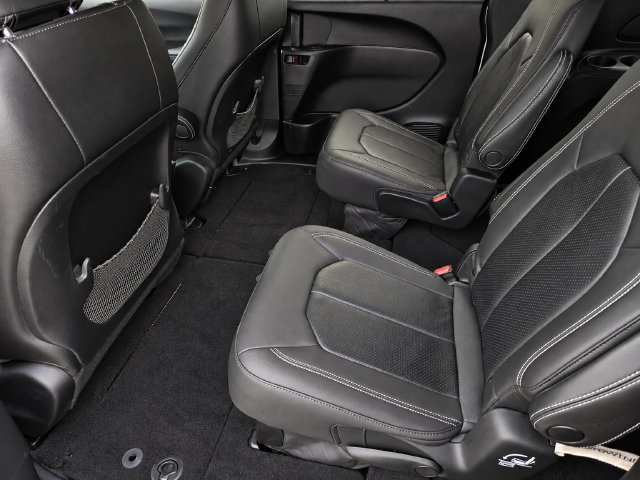 Used 2020 Chrysler Pacifica Touring-L w/ S Appearance Package FWD image 11