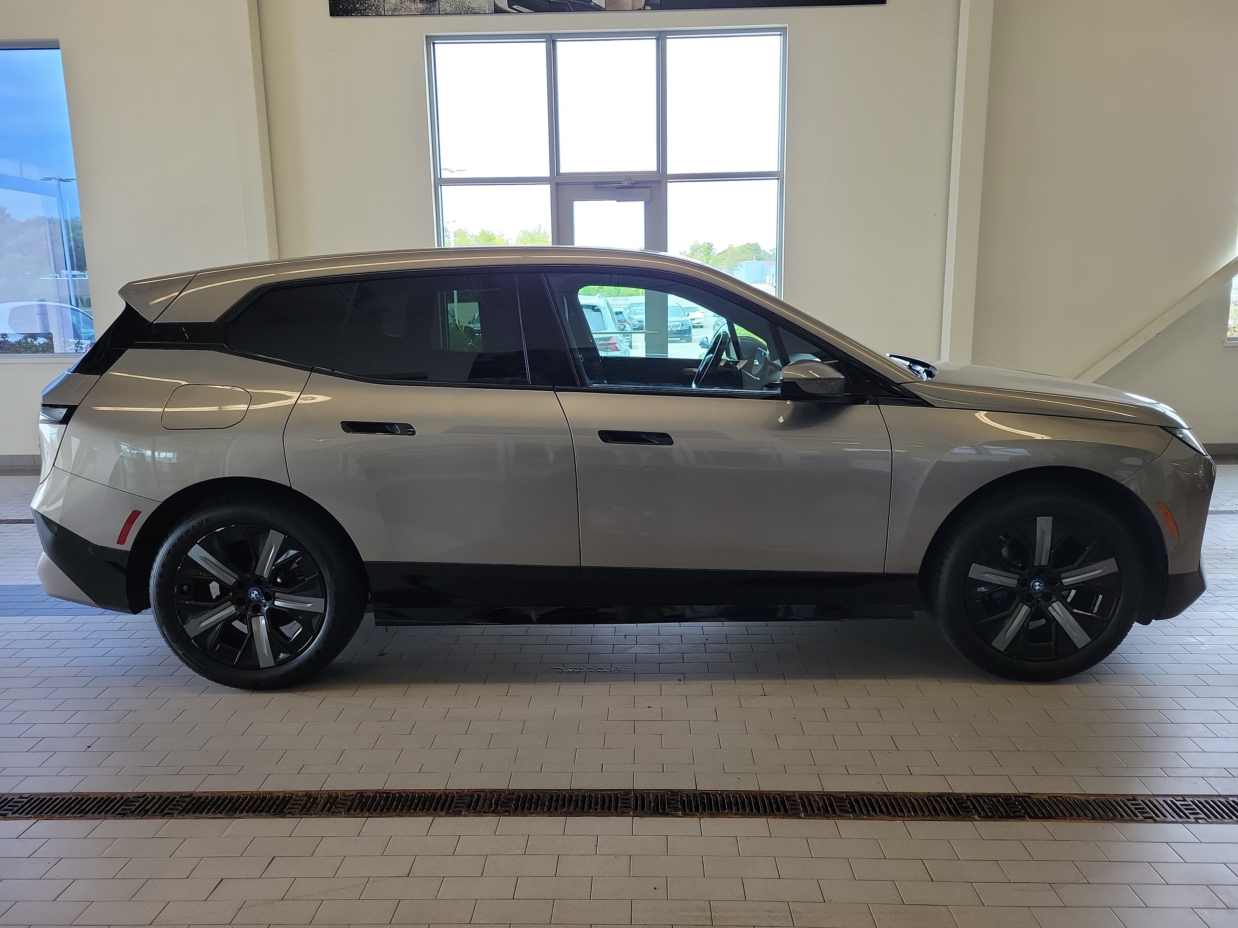 Used 2023 BMW iX xDrive50 w/ Sport Package AWD/4WD image 4