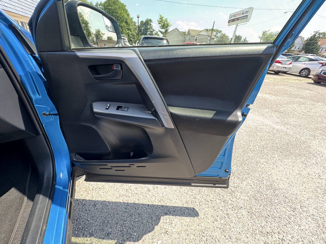 Used 2018 Toyota RAV4 LE AWD/4WD image 41