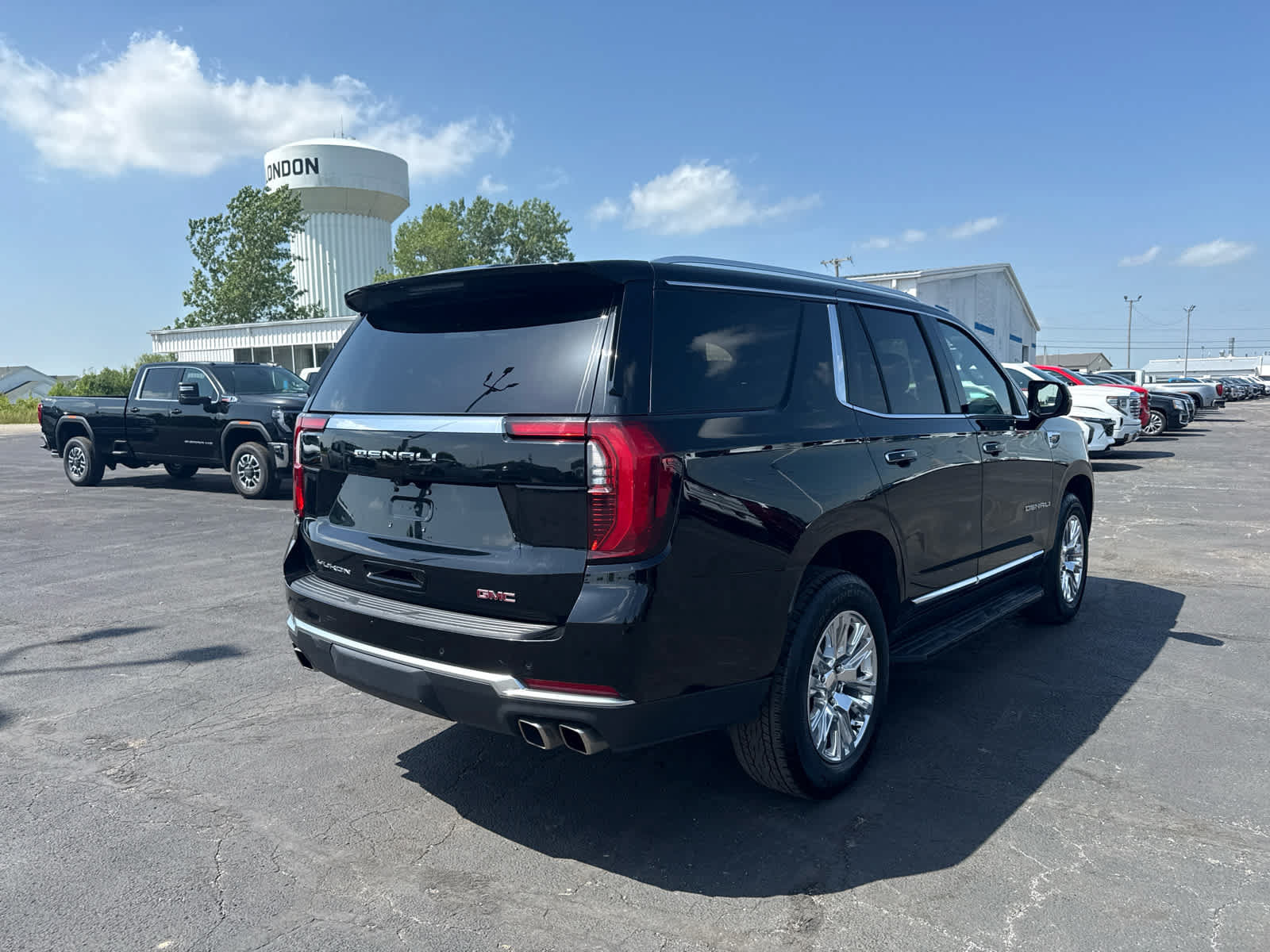 Used 2025 GMC Yukon Denali AWD/4WD image 5