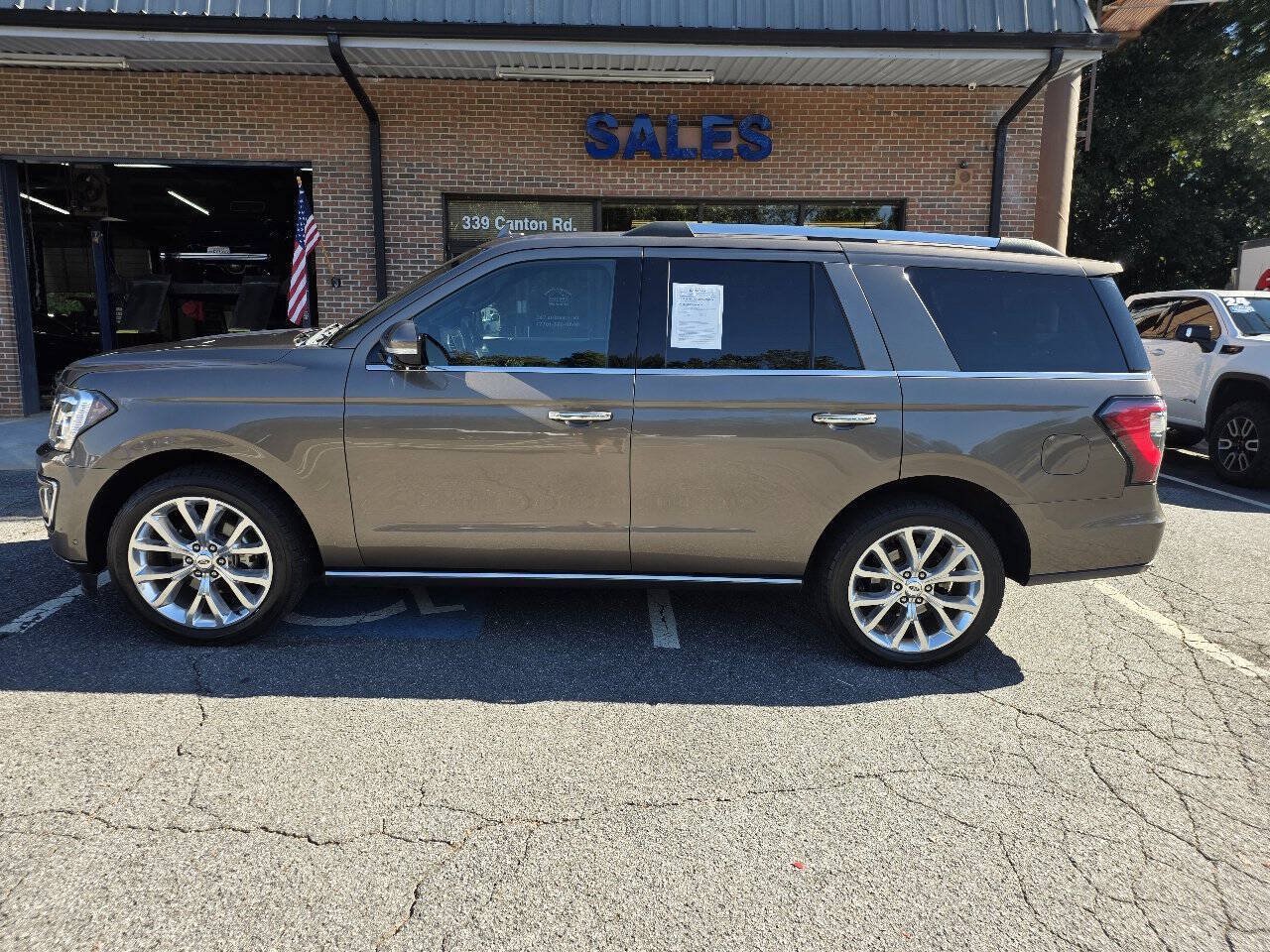 Used 2019 Ford Expedition Limited w/ Equipment Group 302A RWD image 3