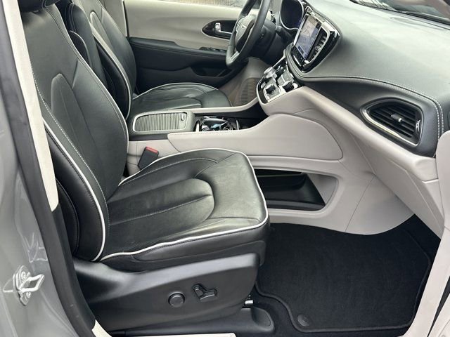 Certified 2024 Chrysler Pacifica Limited image 17