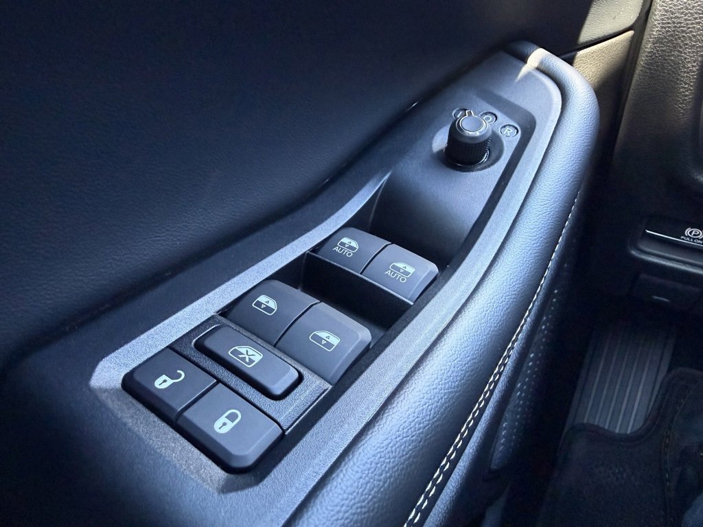 Used 2024 Jeep Grand Cherokee Limited w/ Black Appearance Package image 12