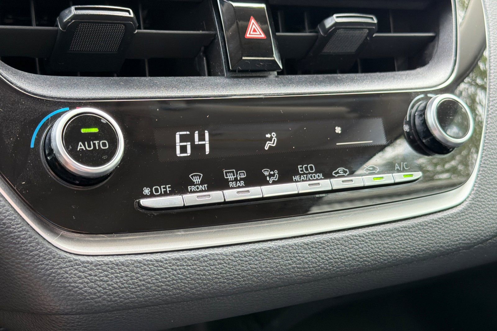 Used 2020 Toyota Corolla LE FWD image 18