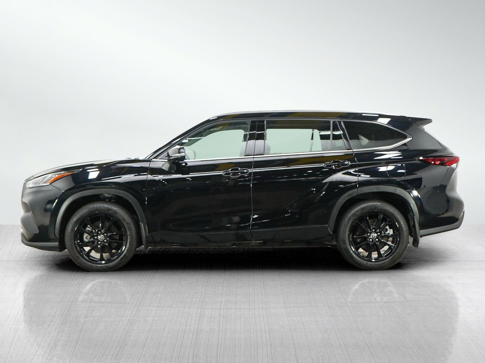 Used 2024 Toyota Highlander Limited AWD/4WD image 2