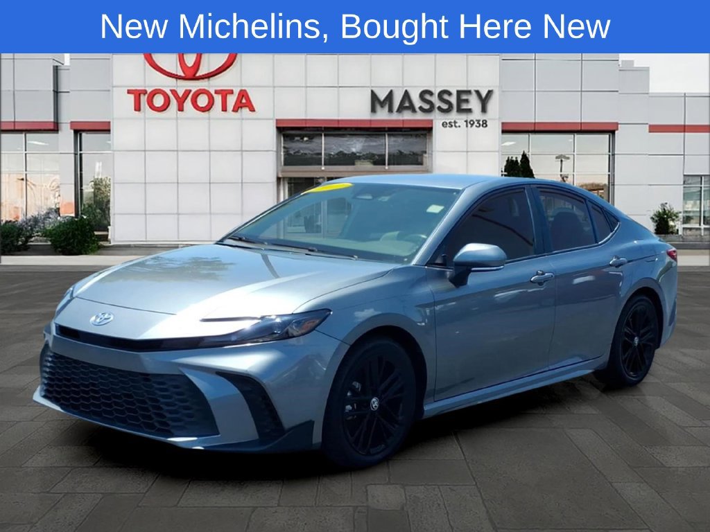 Used 2025 Toyota Camry SE FWD image 1