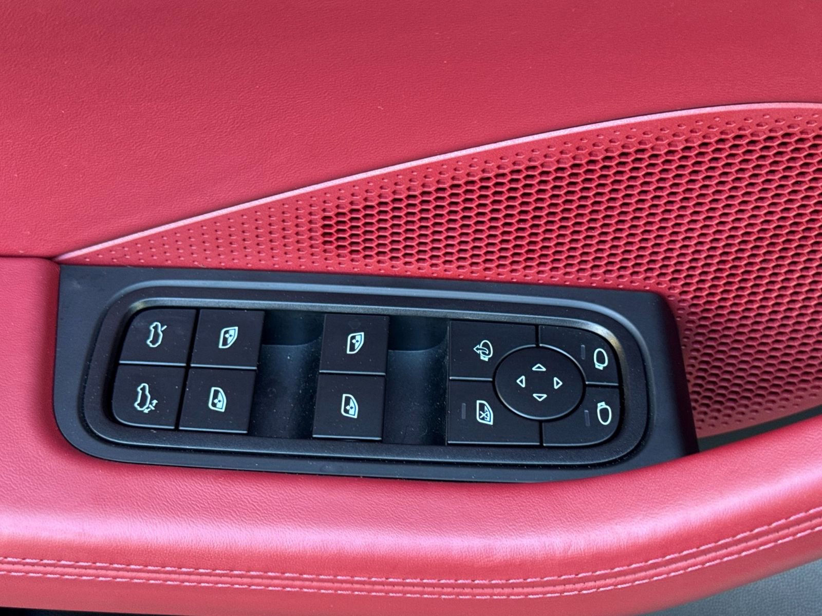 Certified 2025 Porsche Macan Electric image 13