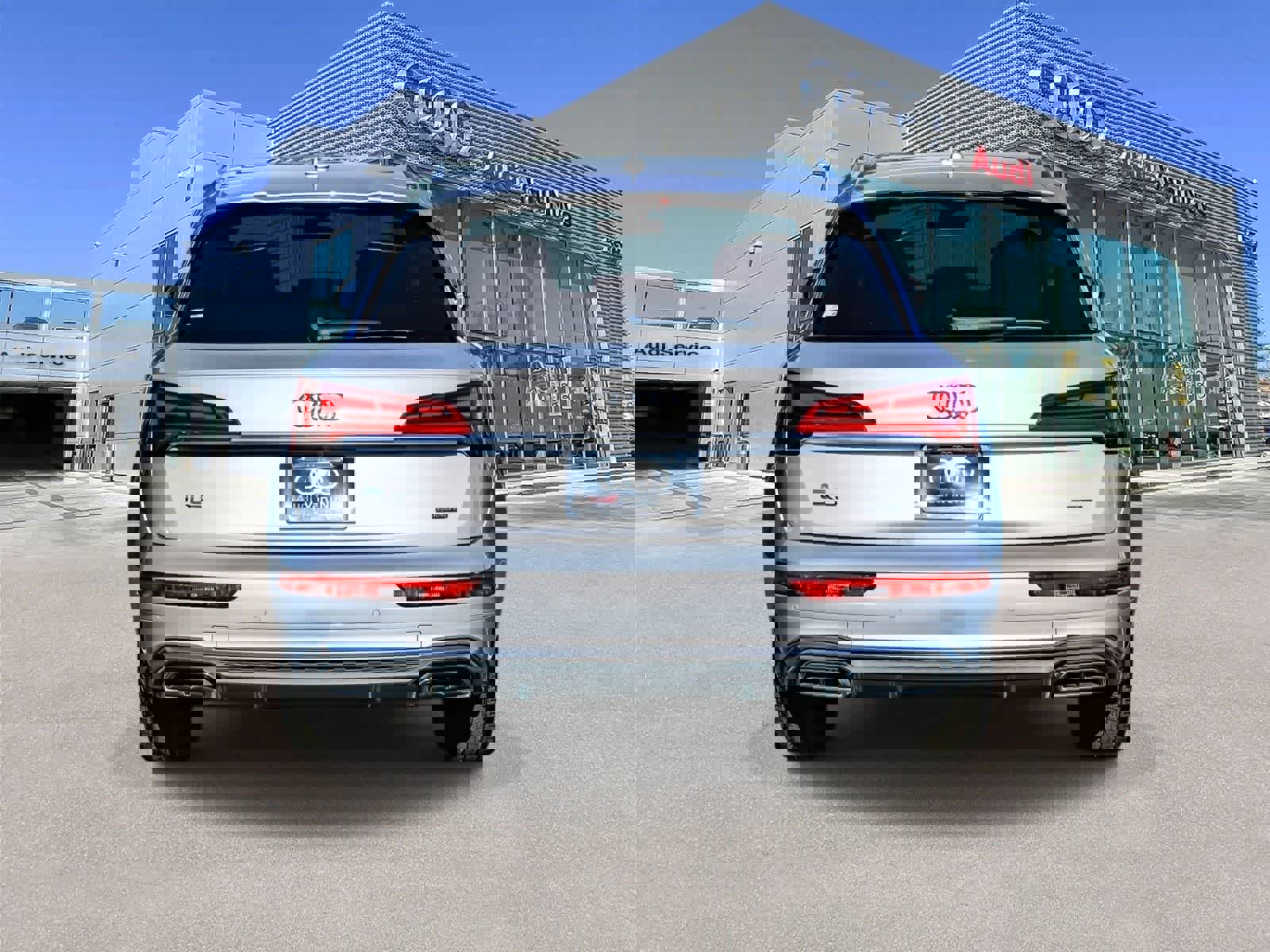 Used 2023 Audi Q5 2.0T Premium w/ Convenience Package image 3