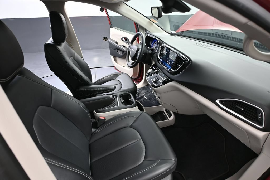Used 2024 Chrysler Pacifica Touring-L FWD image 48
