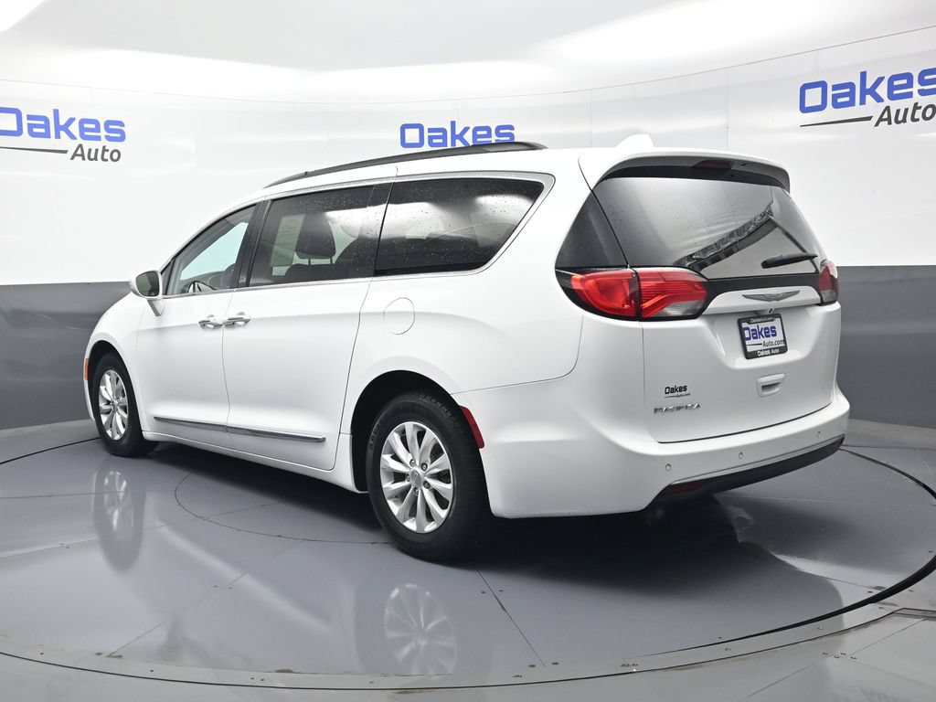 Used 2017 Chrysler Pacifica Touring-L FWD image 5