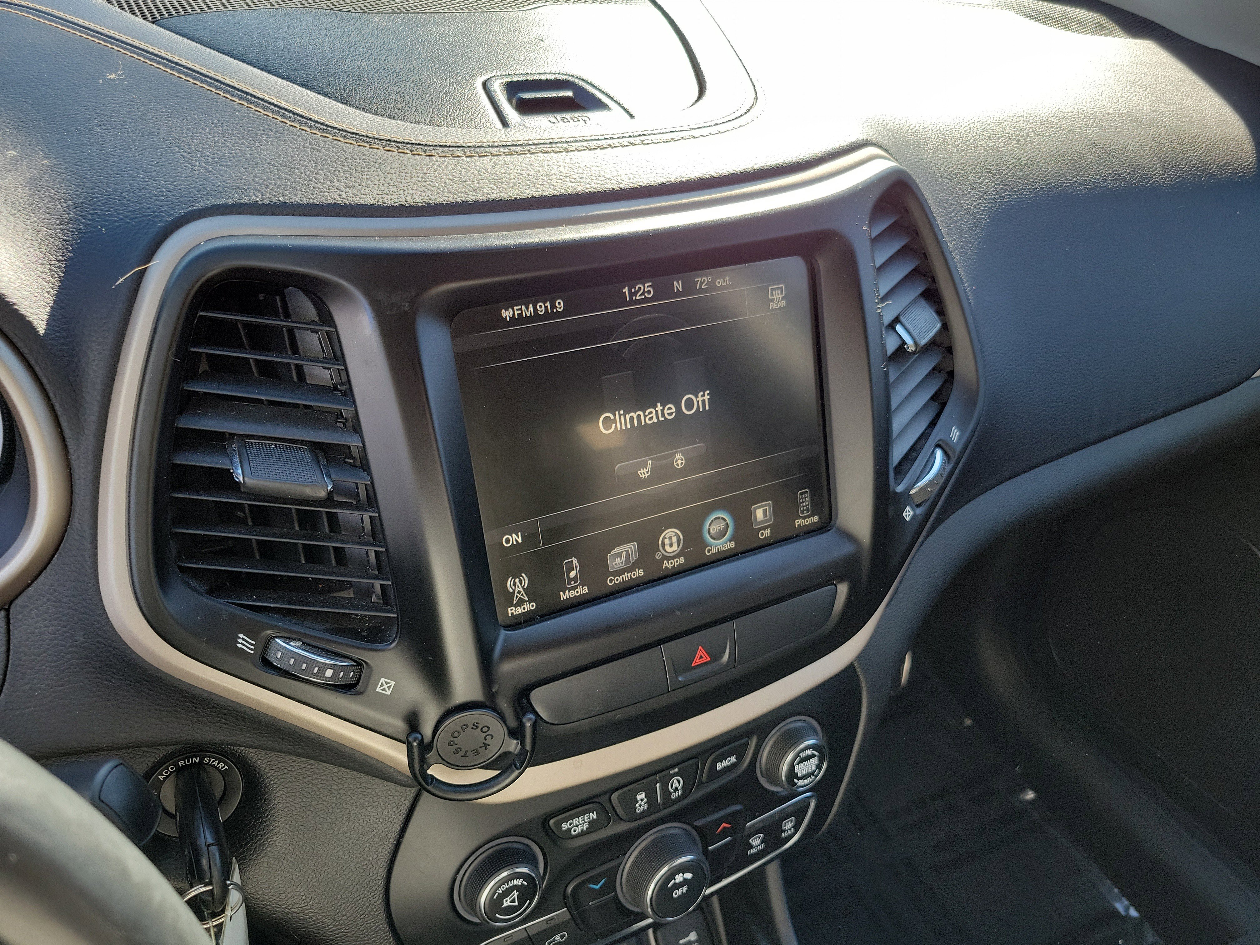 Used 2017 Jeep Cherokee Latitude w/ Cold Weather Group image 26