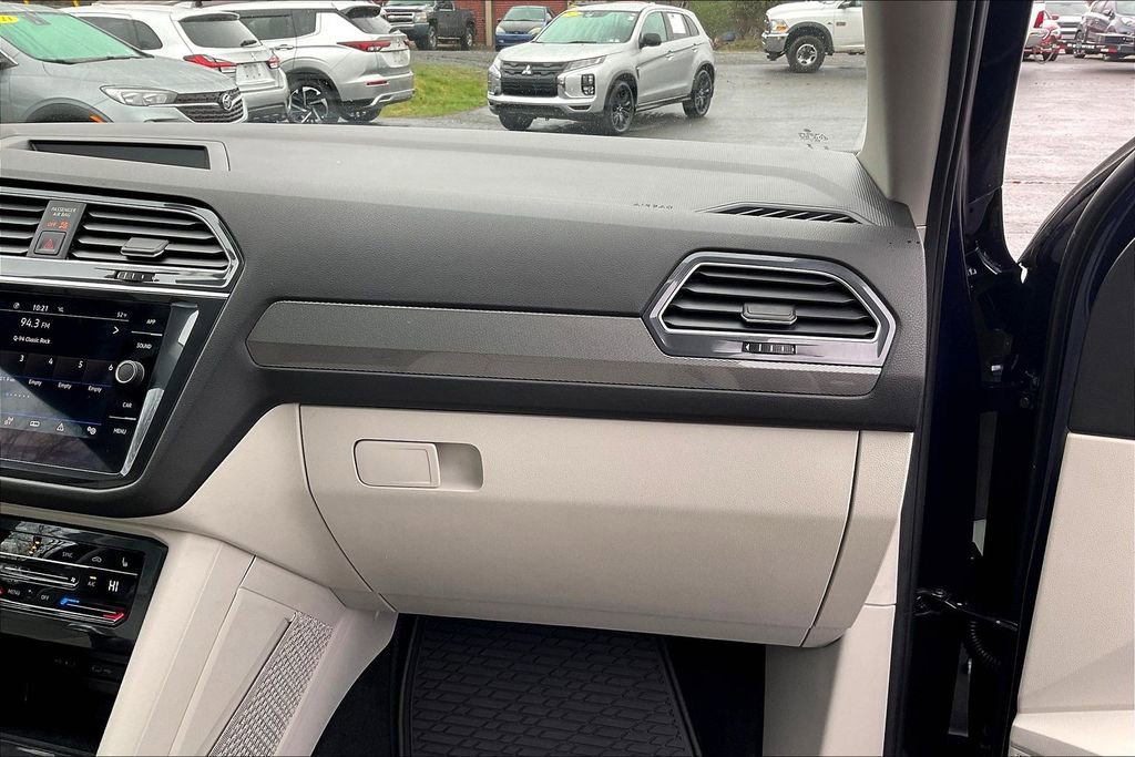 Used 2023 Volkswagen Tiguan SE w/ Panoramic Sunroof Package image 15