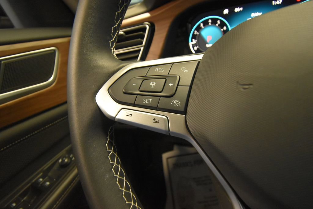 Used 2024 Volkswagen Atlas SE w/ Black Wheel Package image 11