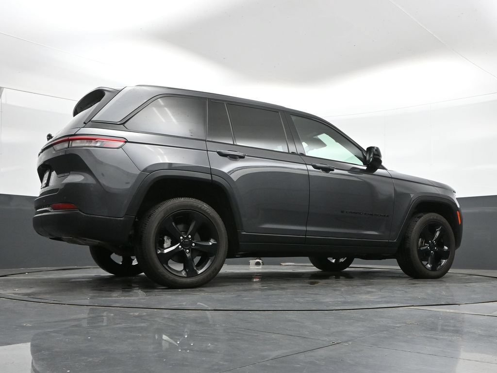 Used 2025 Jeep Grand Cherokee Altitude AWD/4WD image 41