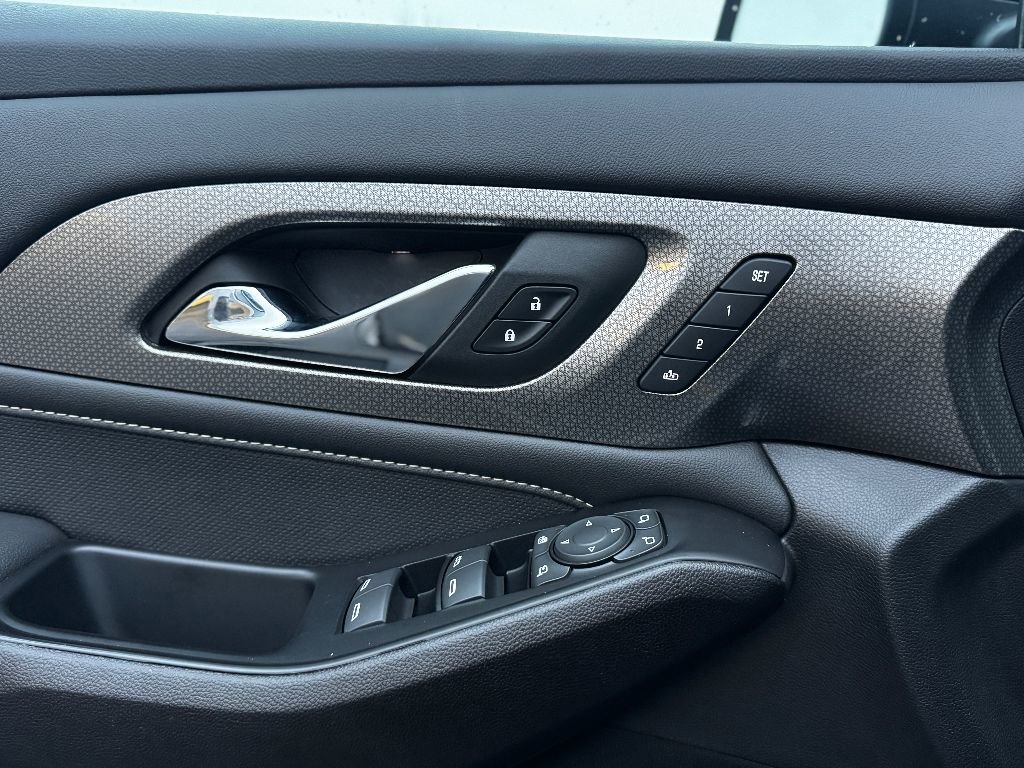 Used 2023 Chevrolet Traverse Premier image 16