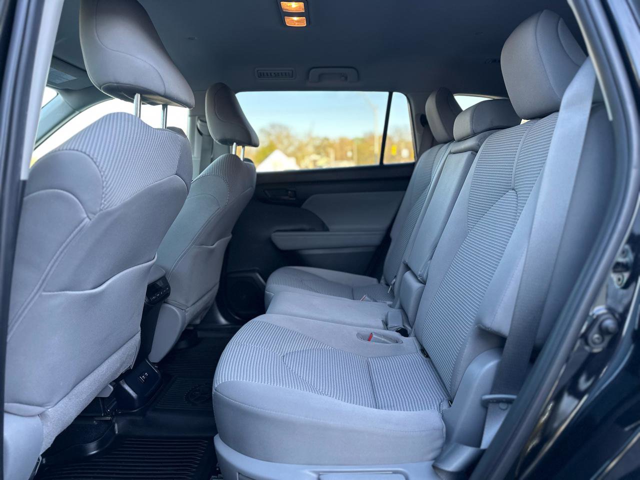 Used 2020 Toyota Highlander LE FWD image 32