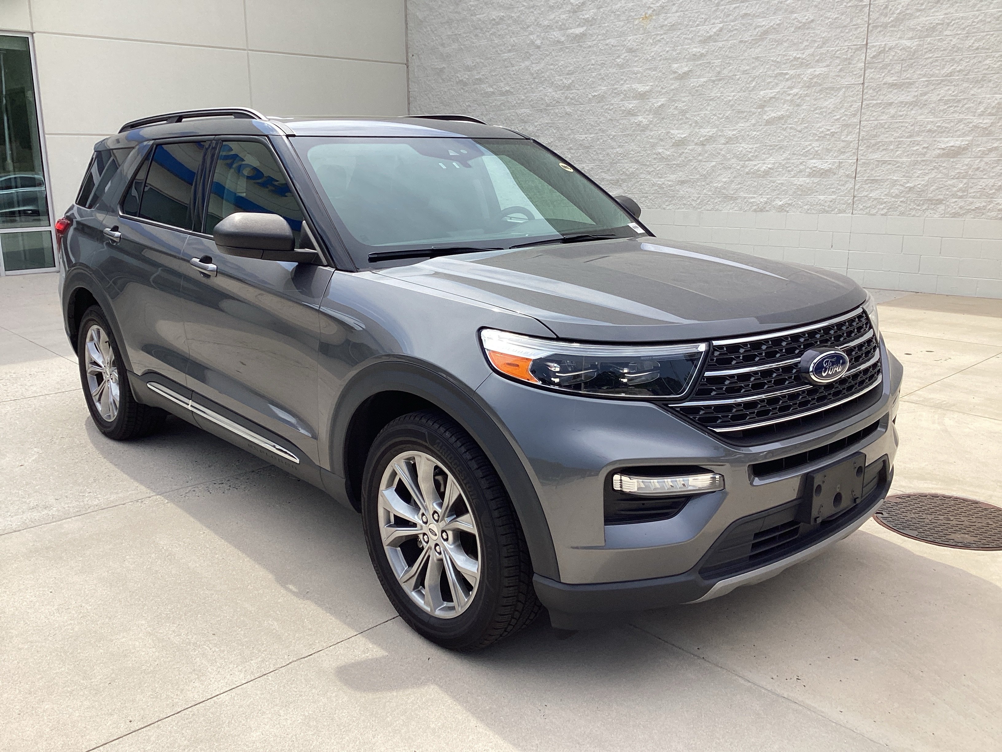 Used 2021 Ford Explorer XLT w/ Equipment Group 202A AWD/4WD image 2