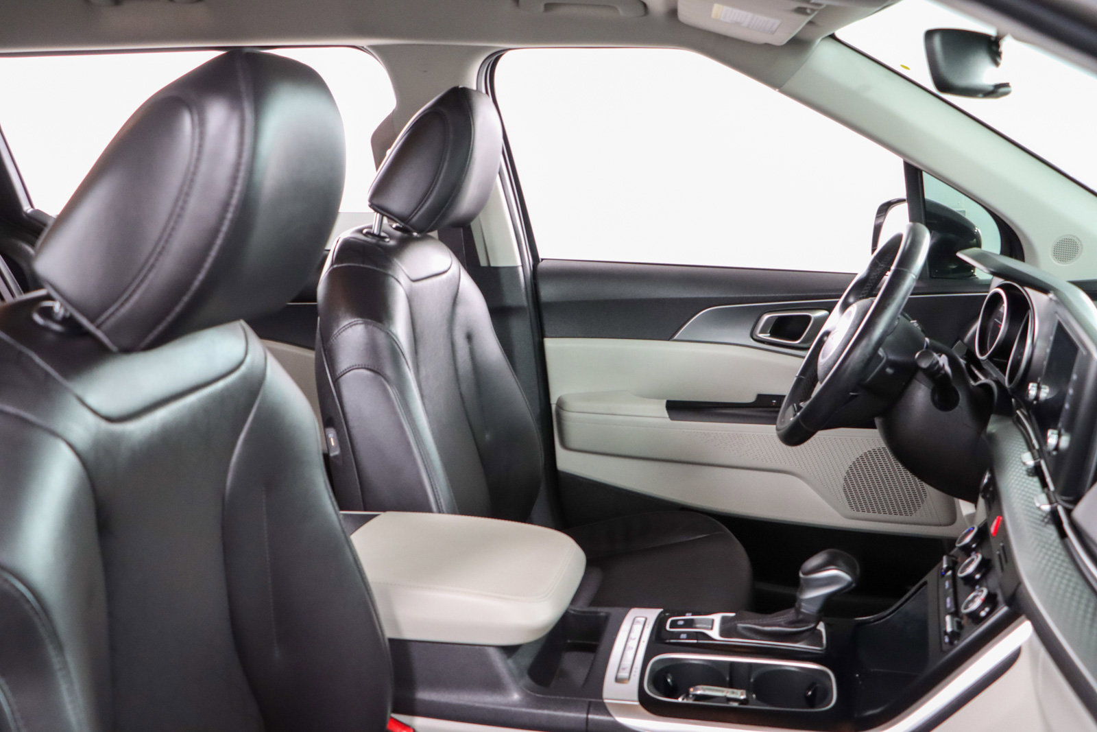 Used 2024 Kia Carnival LX image 27