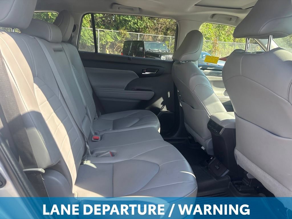 Used 2022 Toyota Highlander XLE AWD/4WD image 14