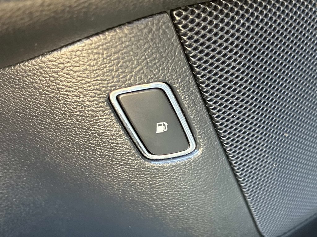 Used 2020 Ford Fusion SE FWD image 28