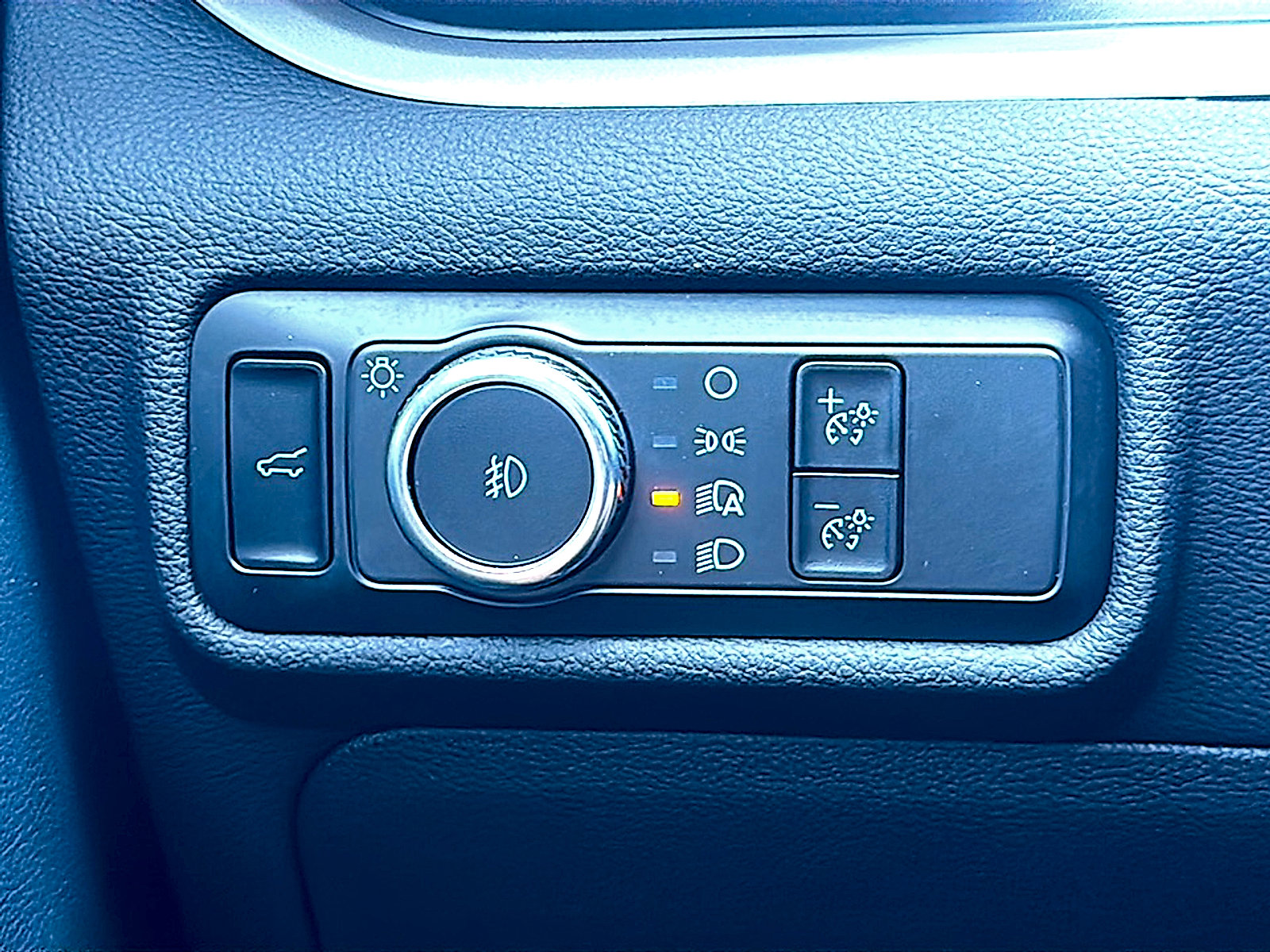 Used 2023 Ford Explorer XLT w/ Equipment Group 202A image 37