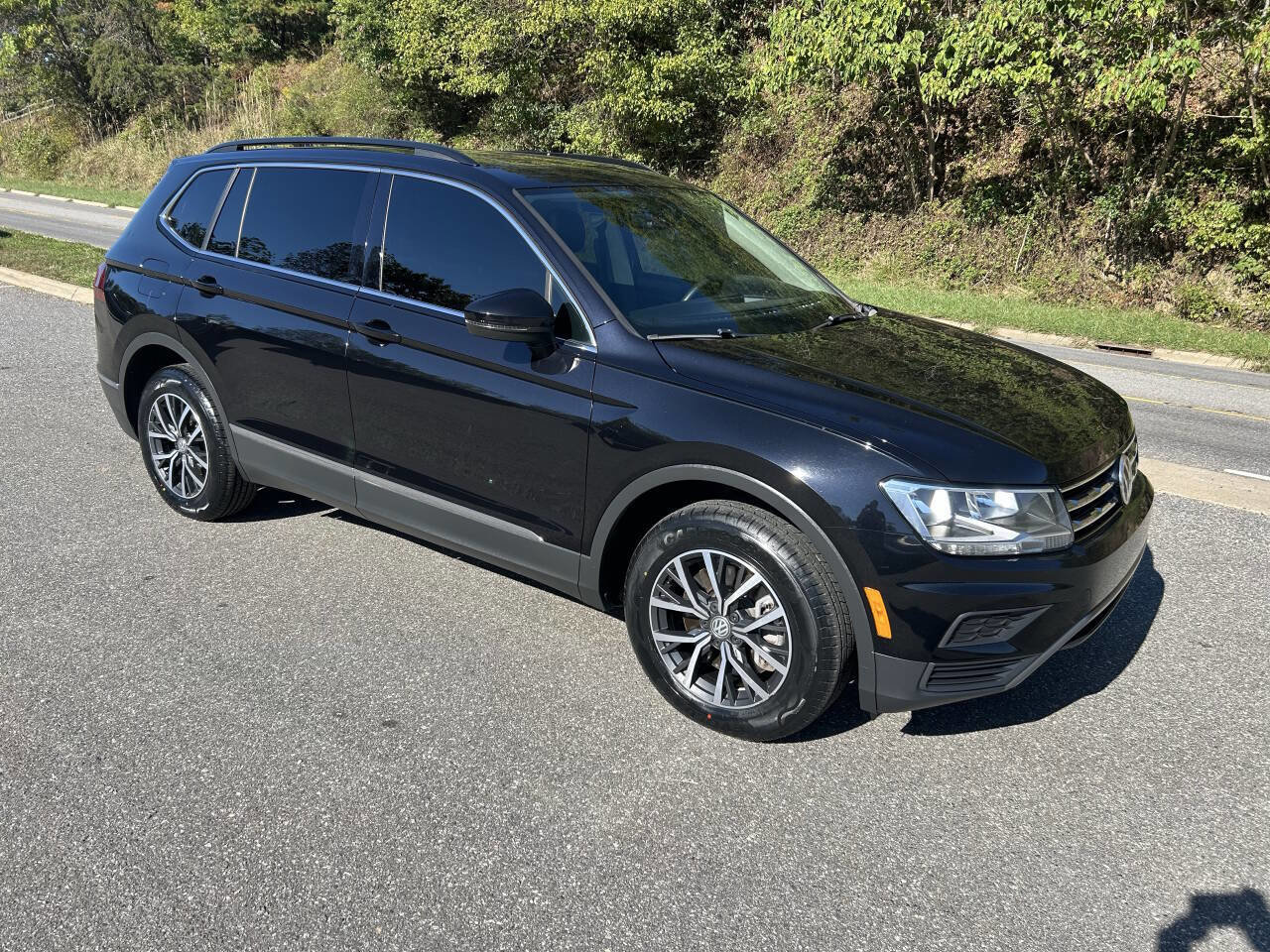 Used 2020 Volkswagen Tiguan SE w/ Panoramic Sunroof Package image 10