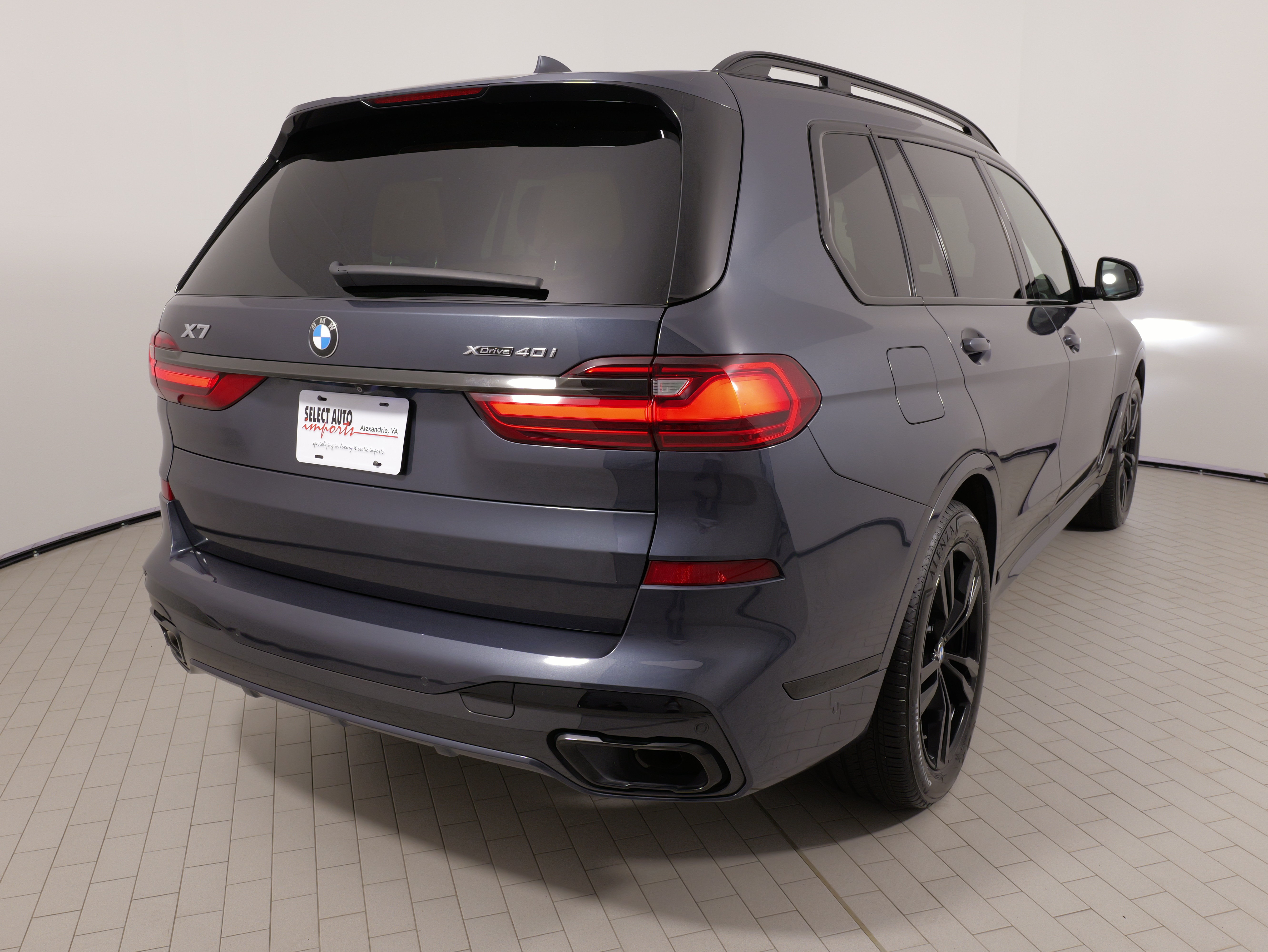 Used 2022 BMW X7 xDrive40i w/ M Sport Package AWD/4WD image 11