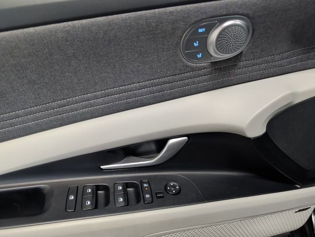 Certified 2025 Hyundai Elantra Limited image 31