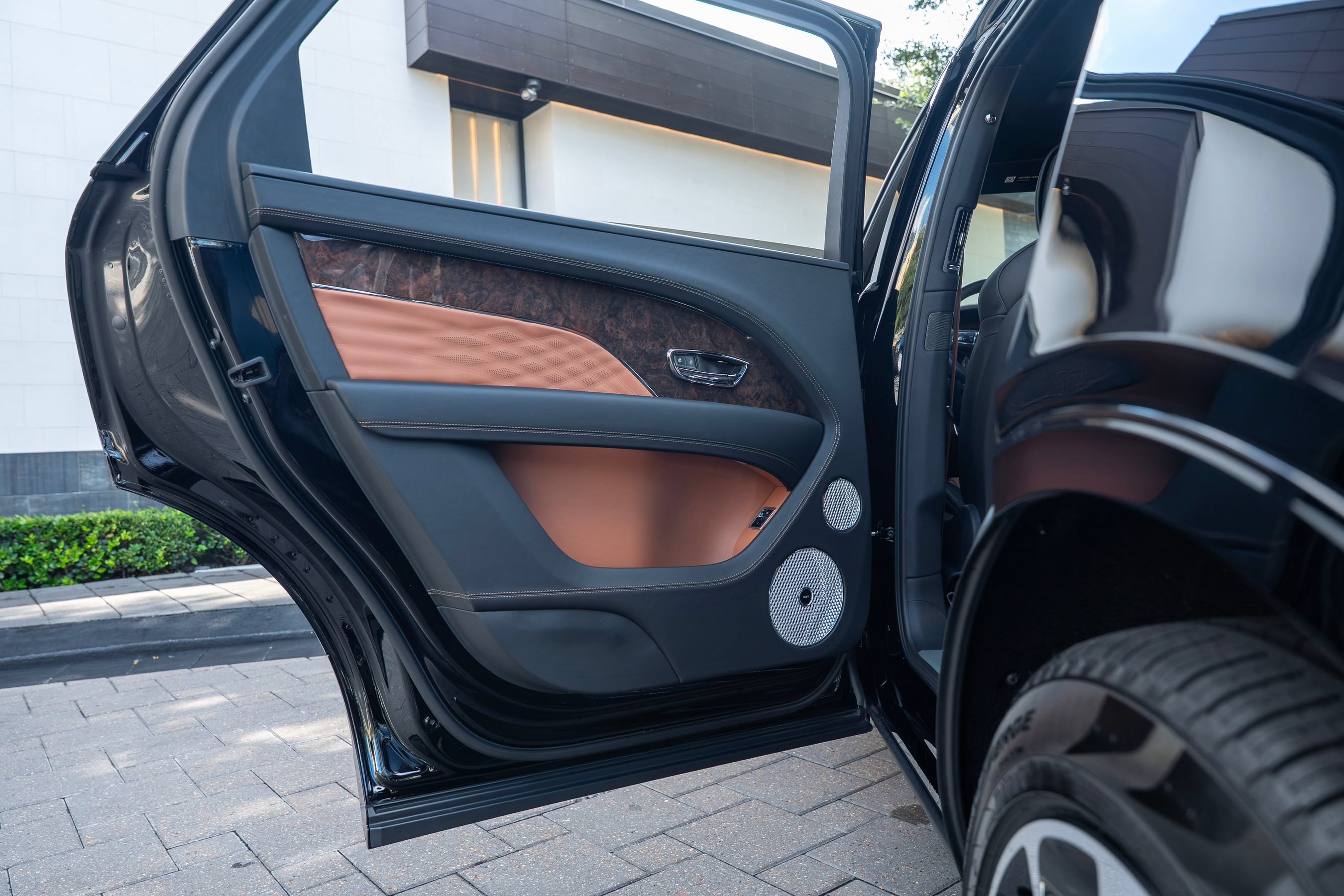 Certified 2025 Bentley Bentayga Extended Wheelbase AWD/4WD image 10