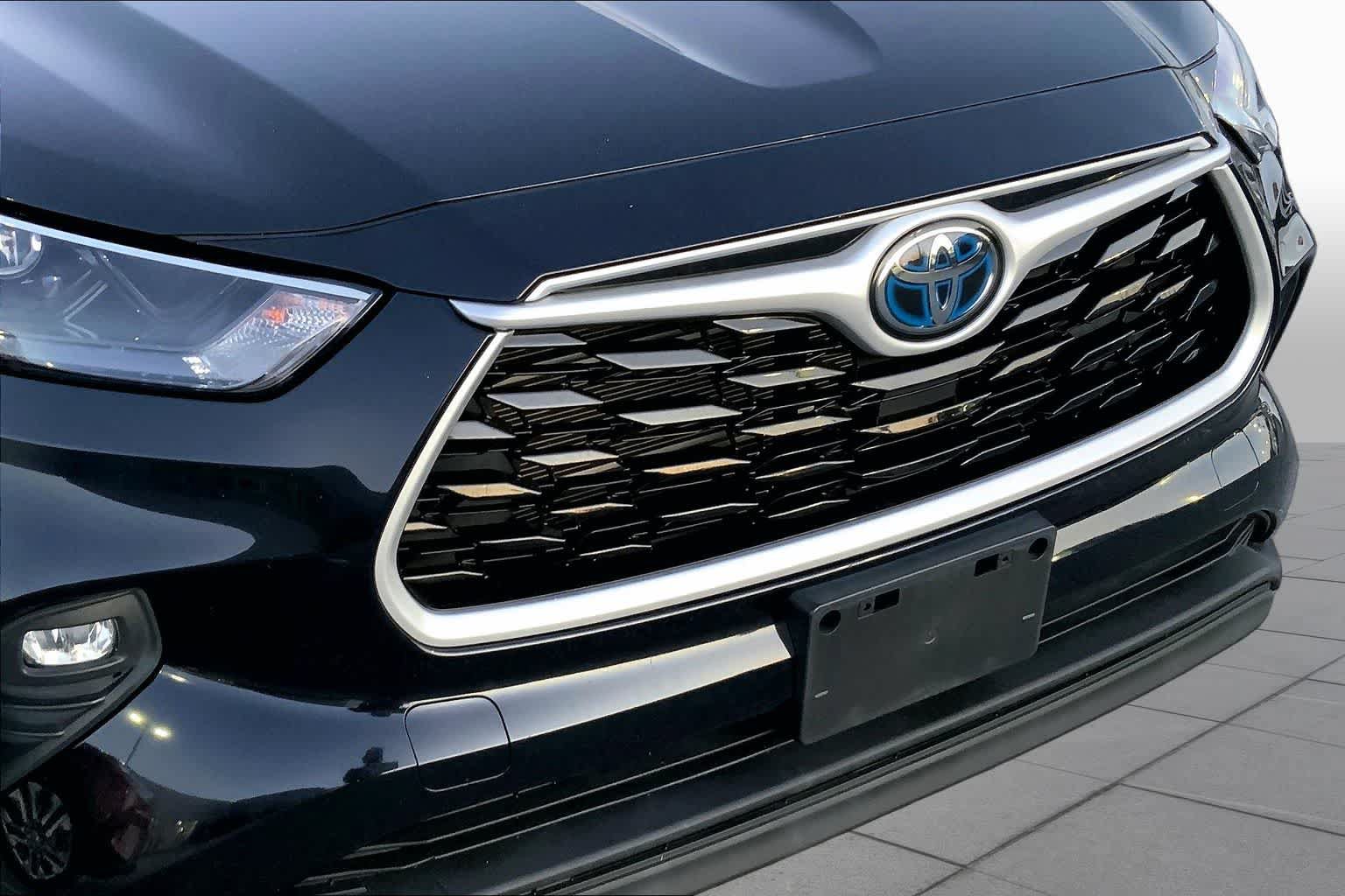 Used 2022 Toyota Highlander XLE AWD/4WD image 29