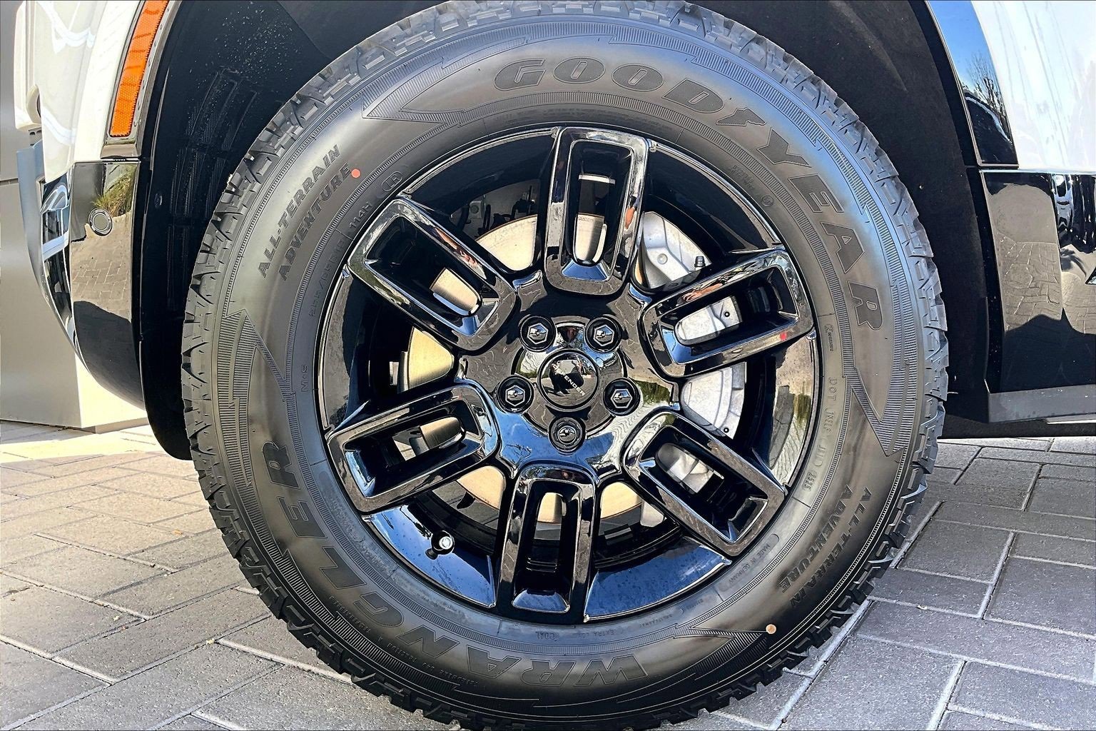 New 2026 Land Rover Defender 110 X-Dynamic SE image 12