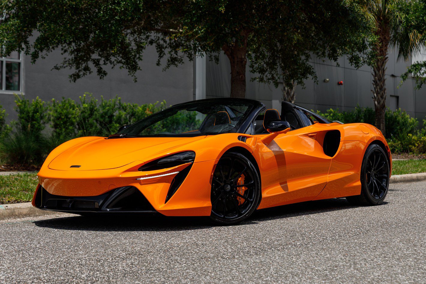 Used 2025 McLaren Artura Spider RWD image 31