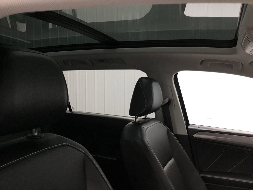 Used 2022 Volkswagen Tiguan SE AWD/4WD image 48