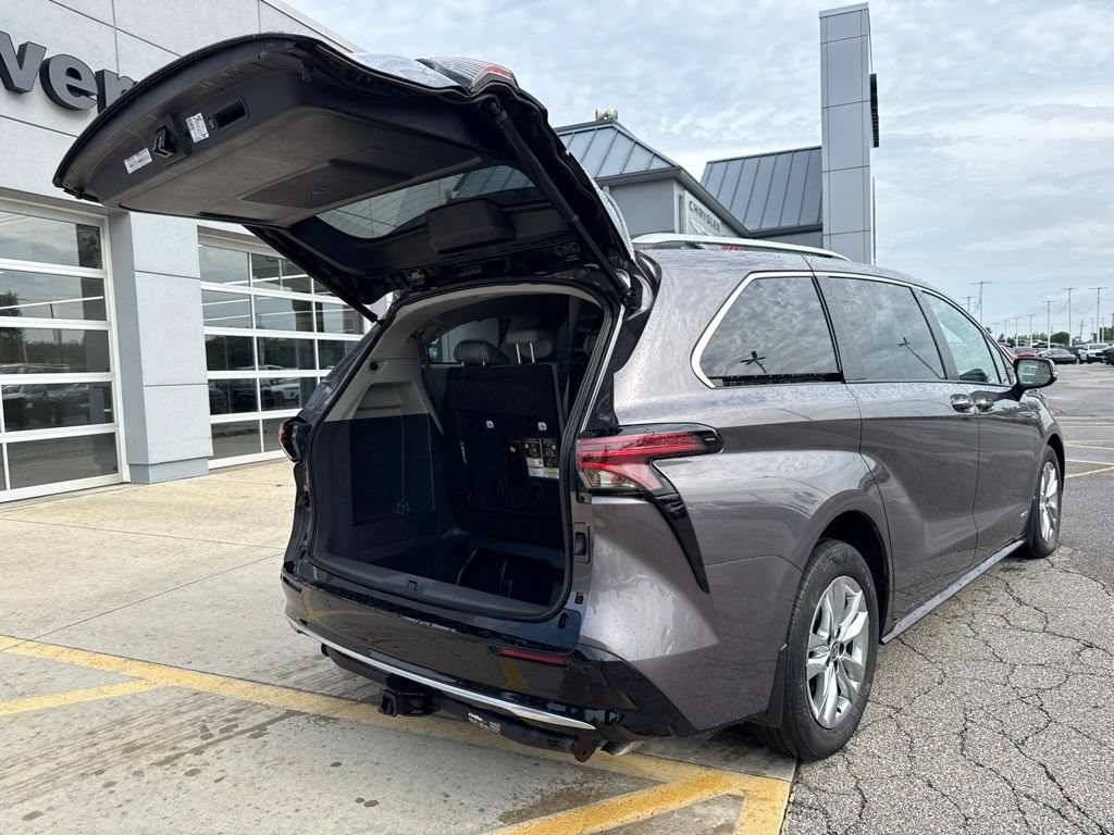 Used 2021 Toyota Sienna Limited AWD/4WD image 17
