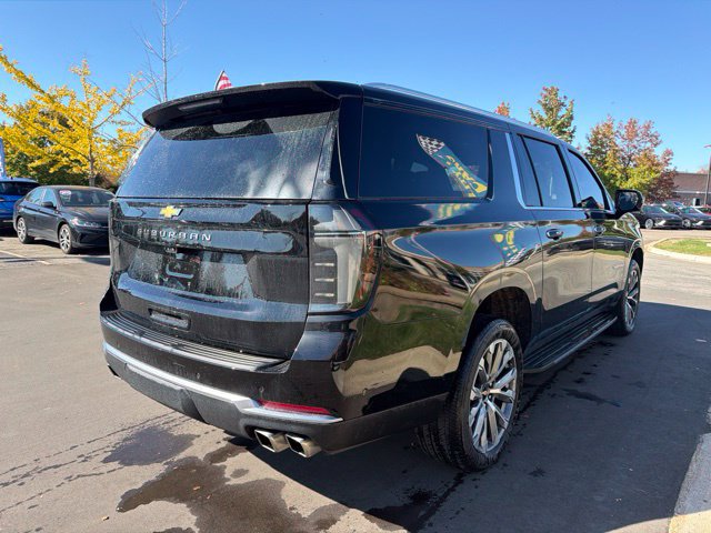 Used 2025 Chevrolet Suburban High Country AWD/4WD image 3