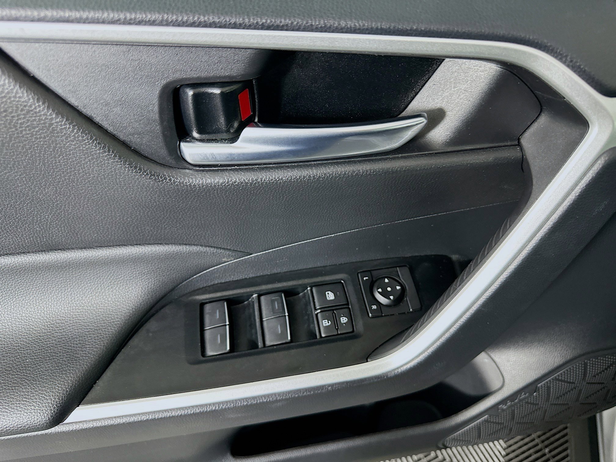 Used 2025 Toyota RAV4 XLE image 15