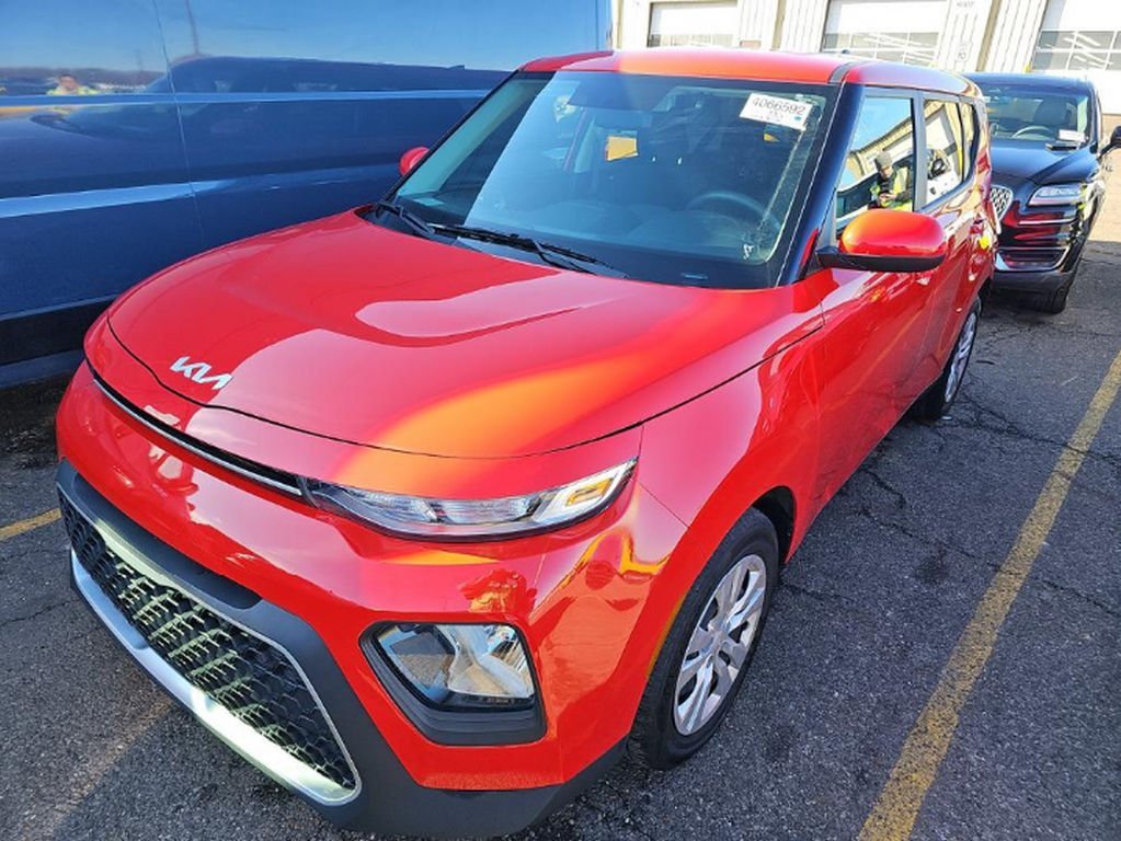 Used 2022 Kia Soul LX image 2